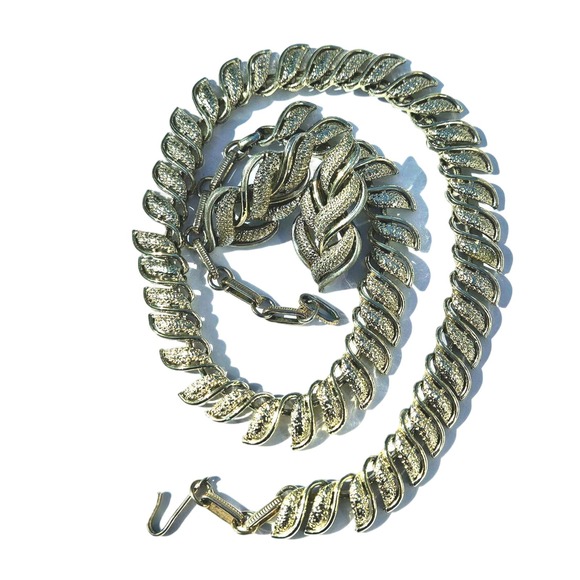 Gilded Glamour: Vintage Coro S-Link Necklace & Leaf Earrings Set - Picture 3 of 14